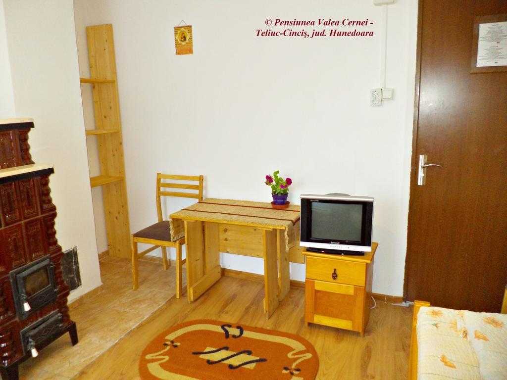 Pensiunea Valea Cernei Teliucu Inferior Kamer foto